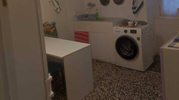 Refrigerador, parrilla de estufa y utensilios de cocina