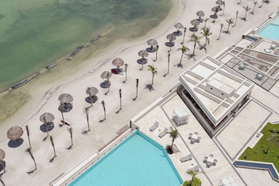 Beachfront 2-BR Apartment with Top Amenities at Yucalpeten Resort, Progreso