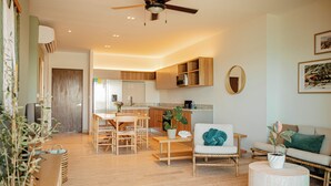 Una sala moderna con comedor, cocina y ventilador de techo.