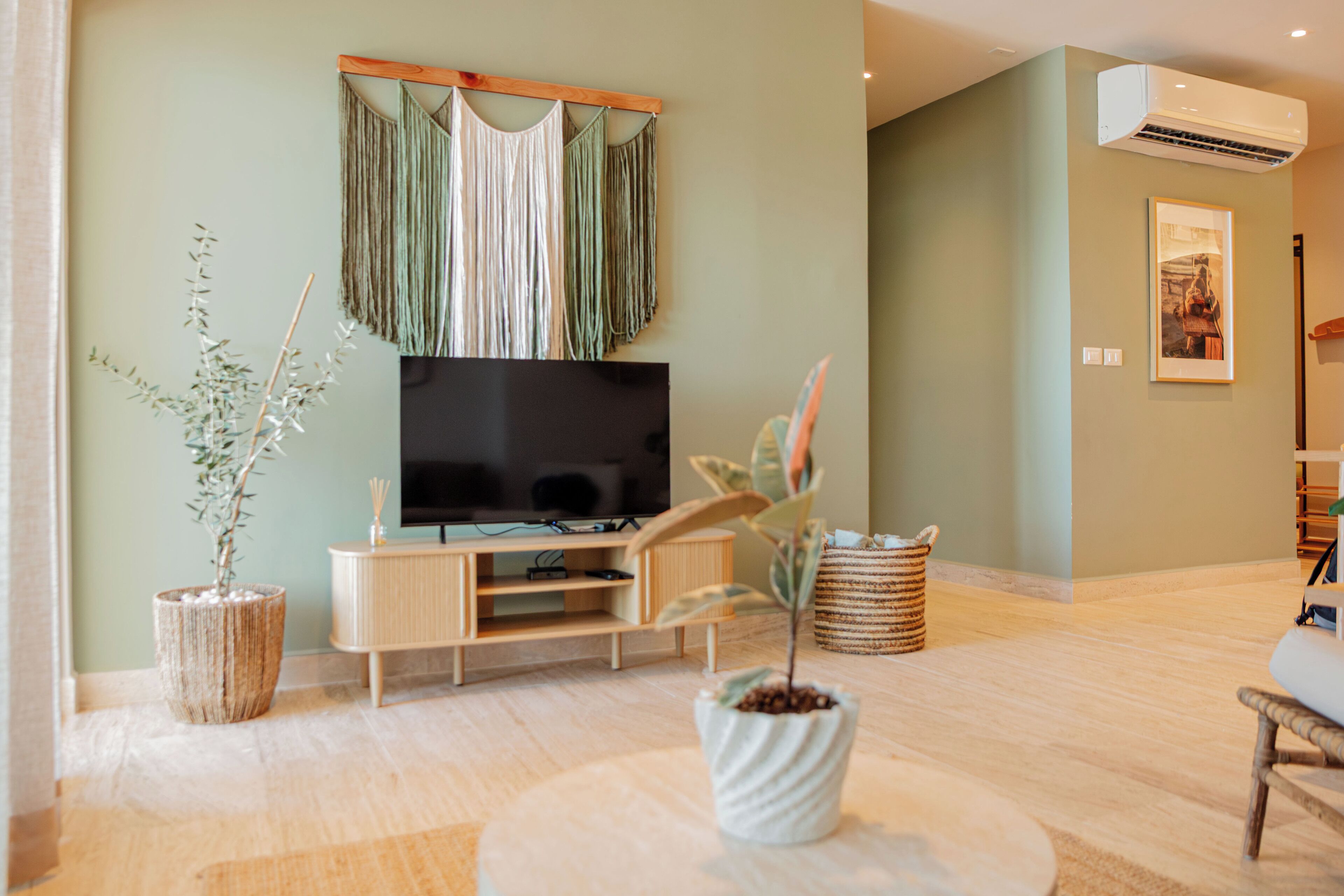 Smart TV, pebolim, mesa de pingue-pongue