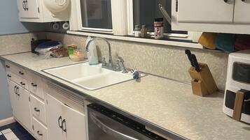 Kylskåp, mikrovågsugn, ugn och spishäll