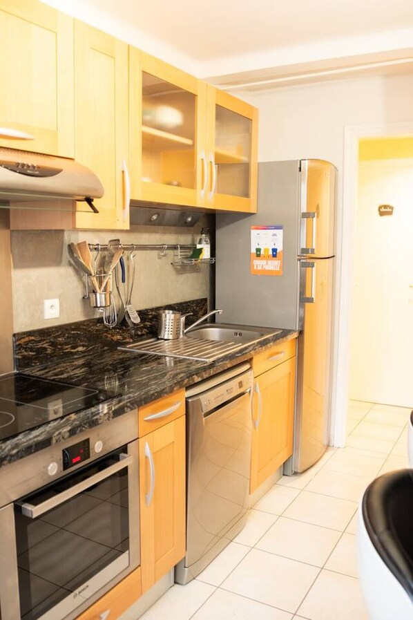 ثلاجة، ميكروويف، فرن، غسالة أطباق