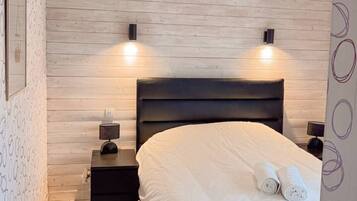 3 bedrooms, desk, iron/ironing board, travel crib