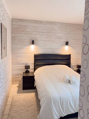 3 عدّة غرف نوم ومكتب ومكواة/لوح كي وسرير سفر