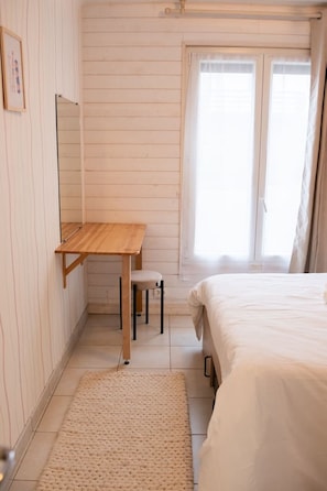 3 slaapkamers, een bureau, een strijkplank/strijkijzer, reisbedje