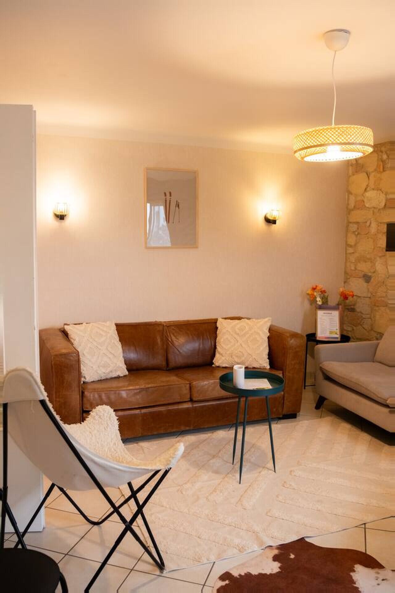 Een televisie en een open haard