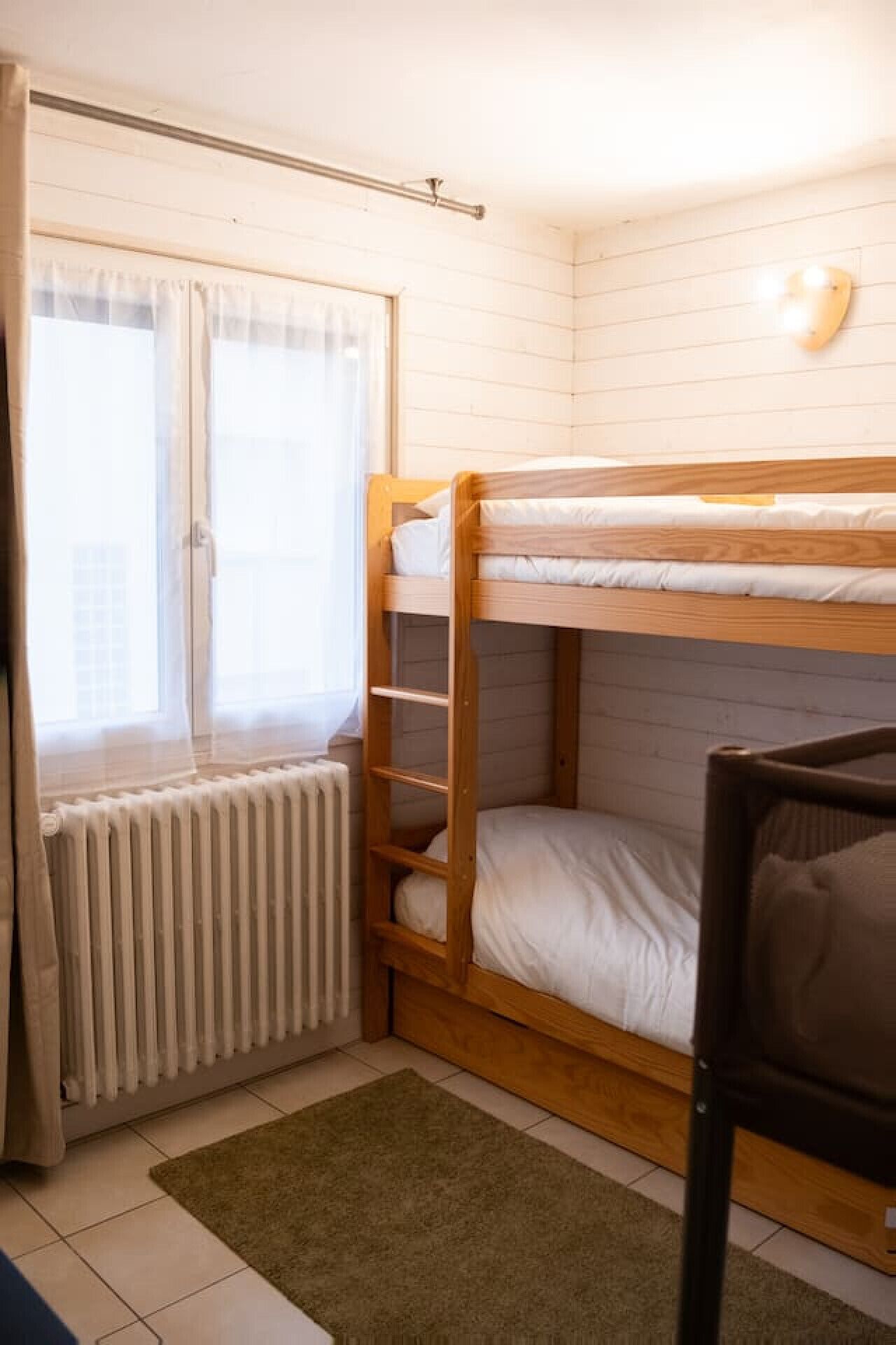 3 slaapkamers, een bureau, een strijkplank/strijkijzer, reisbedje