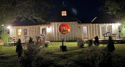 Super Charming GARDEN COTTAGE on gorgeous farm 20 min to Aiken.