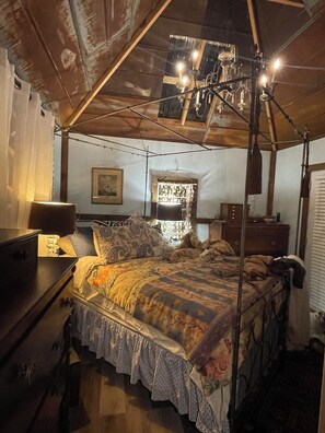 2 bedrooms, iron/ironing board, Internet, bed sheets - Super Charming GARDEN COTTAGE on gorgeous farm 20 min to Aiken. (Salley)