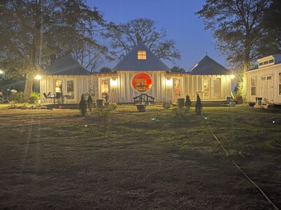 Super Charming GARDEN COTTAGE on gorgeous farm 20 min to Aiken.