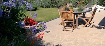 Soizic Guest Rooms – Room with Private Terrace, Shared Garden, and Wi-Fi