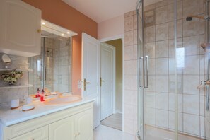 Shower, hair dryer, towels - Soizic Guest Rooms – Private Floor, Breakfast Included, 5 Min Walk from Paimpol Port (Paimpol)