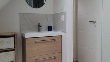 Suihku, hiustenkuivaaja, bidee, saippua