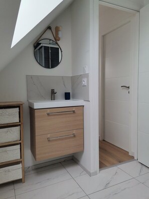 Suihku, hiustenkuivaaja, bidee, saippua