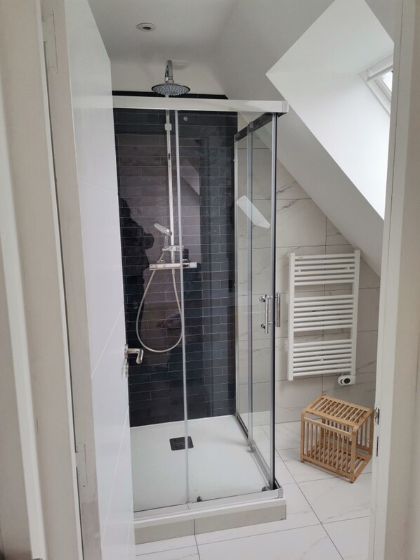 Regadera, secadora de cabello, bidet, jabón 