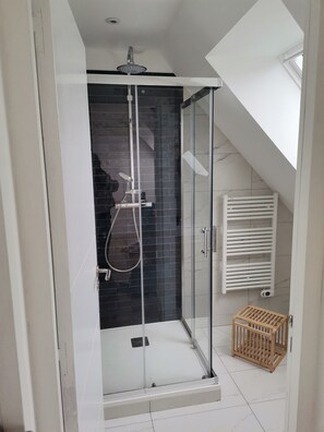 Dusj, hårføner, bidé og såpe