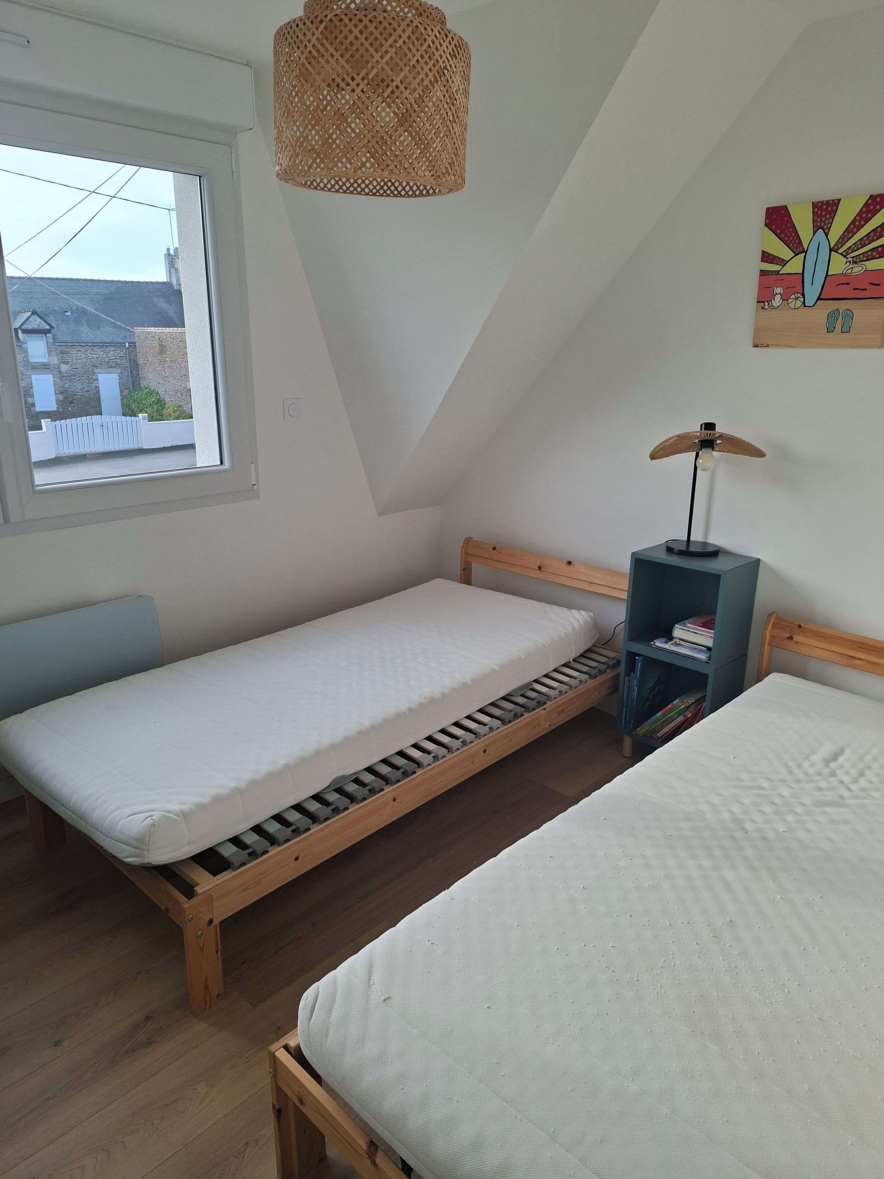 2 bedrooms, travel crib, free WiFi