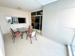 Outdoor dining - Charming 2-bedroom apartment in lovely Dubai with fitness room, AC (Dubai)