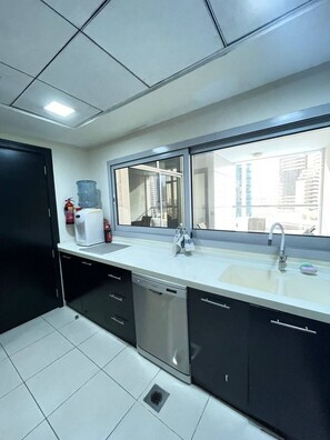 Interior - Charming 2-bedroom apartment in lovely Dubai with fitness room, AC (Dubai)