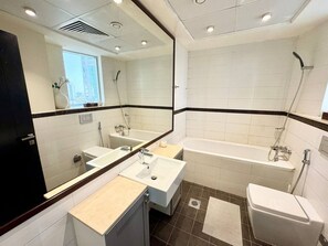Secadora de cabello, bidet, toallas, jabón 