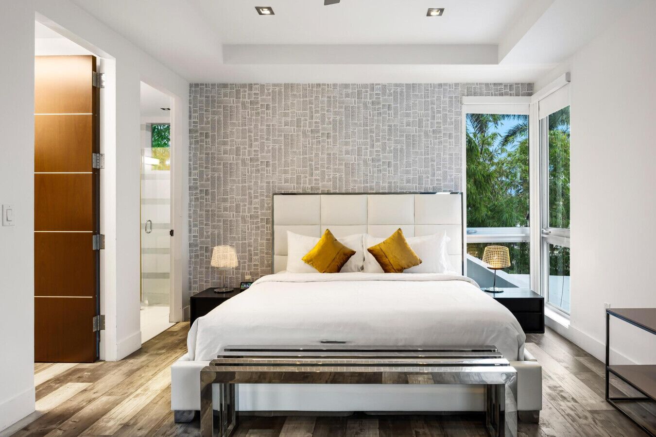 7 habitaciones, tabla de planchar con plancha, wifi y ropa de cama 