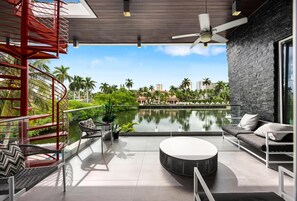 Terrace/patio - Luxury 7BR Waterfront Villa w/ Rooftop, Pool & Dock – Sleeps 14 near Las Olas (Fort Lauderdale)