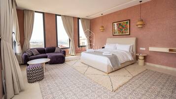 Klassieke tweepersoonskamer | Een kluis op de kamer, verduisterende gordijnen, gratis wifi