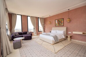 Klassieke tweepersoonskamer | Een kluis op de kamer, verduisterende gordijnen, gratis wifi