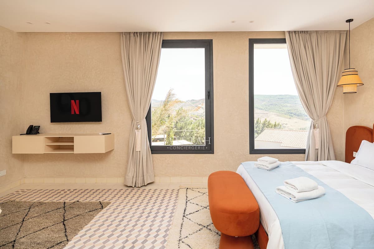 Habitación de luna de miel | Caja fuerte, espacio para trabajar con un portátil, cortinas opacas