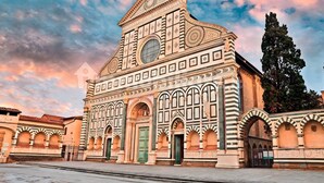 A historic building with arched doorways, a central circular window, and detailed stonework. - Casa Ornella – Charm on Two Levels in the Heart of Florence (Firenze FI)