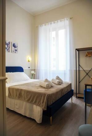Camera Matrimoniale Standard, Letto alla Francese, Vista Città | In-room safe, desk, laptop workspace, free WiFi - Farfalla Bianca - Rooms (Rome)
