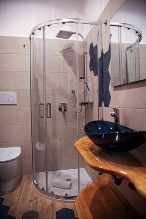 Camera Matrimoniale Standard, Letto alla Francese, Vista Città | Bathroom | Shower, hair dryer, towels, soap - Farfalla Bianca - Rooms (Rome)