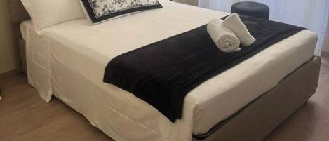 Camera Matrimoniale Standard, Letto alla Francese, Vista Città | Két bảo mật tại phòng, bàn, khu vực làm việc phù hợp cho laptop