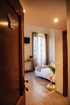 Superior Double Room | In-room safe, desk, laptop workspace, free WiFi - Farfalla Bianca - Rooms (Roma)