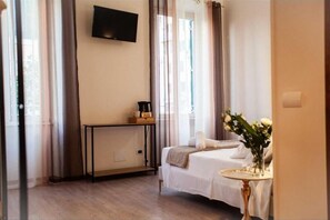 Superior Double Room | In-room safe, desk, laptop workspace, free WiFi - Farfalla Bianca - Rooms (Rome)