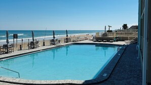 Una piscina con vistas a la playa y al océano.