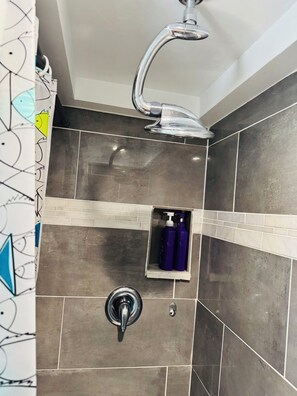 Douche, serviettes fournies, savon, papier toilette