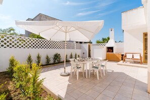 Outdoor dining - Villa 'Greta' with Private Terrace, Wi-Fi and Air Conditioning (Porto Cesareo)