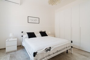 3 bedrooms, iron/ironing board, WiFi, bed sheets - Villa 'Greta' with Private Terrace, Wi-Fi and Air Conditioning (Porto Cesareo)