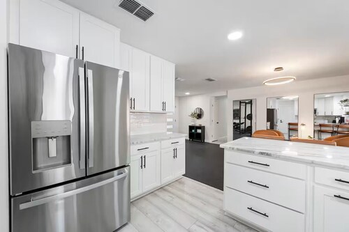 3/2 Beautiful Pool Home + Garage + Pet Friendly