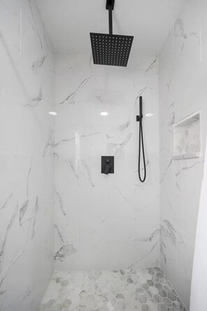Hair dryer, towels, soap, toilet paper - 3/2 Beautiful Pool Home + Garage + Pet Friendly (Lakeland)