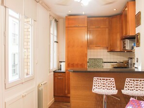 Fridge, microwave, oven, dishwasher - Apartment in the heart of Paris, quiet and easy (Paris)