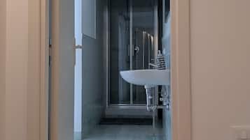 Doccia, asciugacapelli, bidet, asciugamani