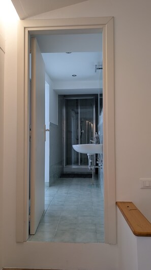 Doccia, asciugacapelli, bidet, asciugamani