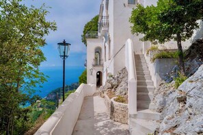 Property grounds - RAVELLO RETREAT - Six Bedroom Villa, Sleeps 12 (Ravello)