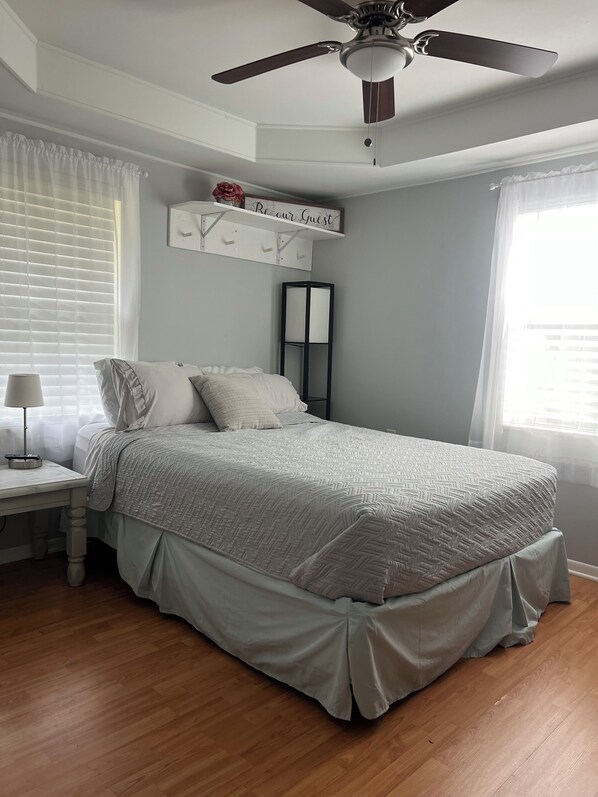 Strykjärn/strykbräda, wi-fi och sängkläder