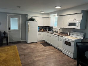 Private kitchen - Serene 3-bedroom house in charming Gulfport (Gulfport)
