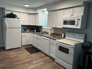 Private kitchen - Serene 3-bedroom house in charming Gulfport (Gulfport)