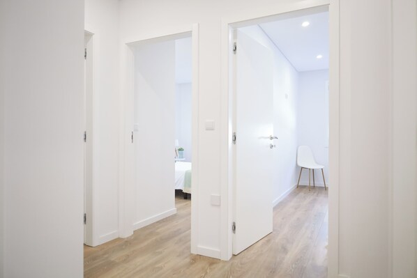 3 habitaciones, tabla de planchar con plancha, internet y ropa de cama