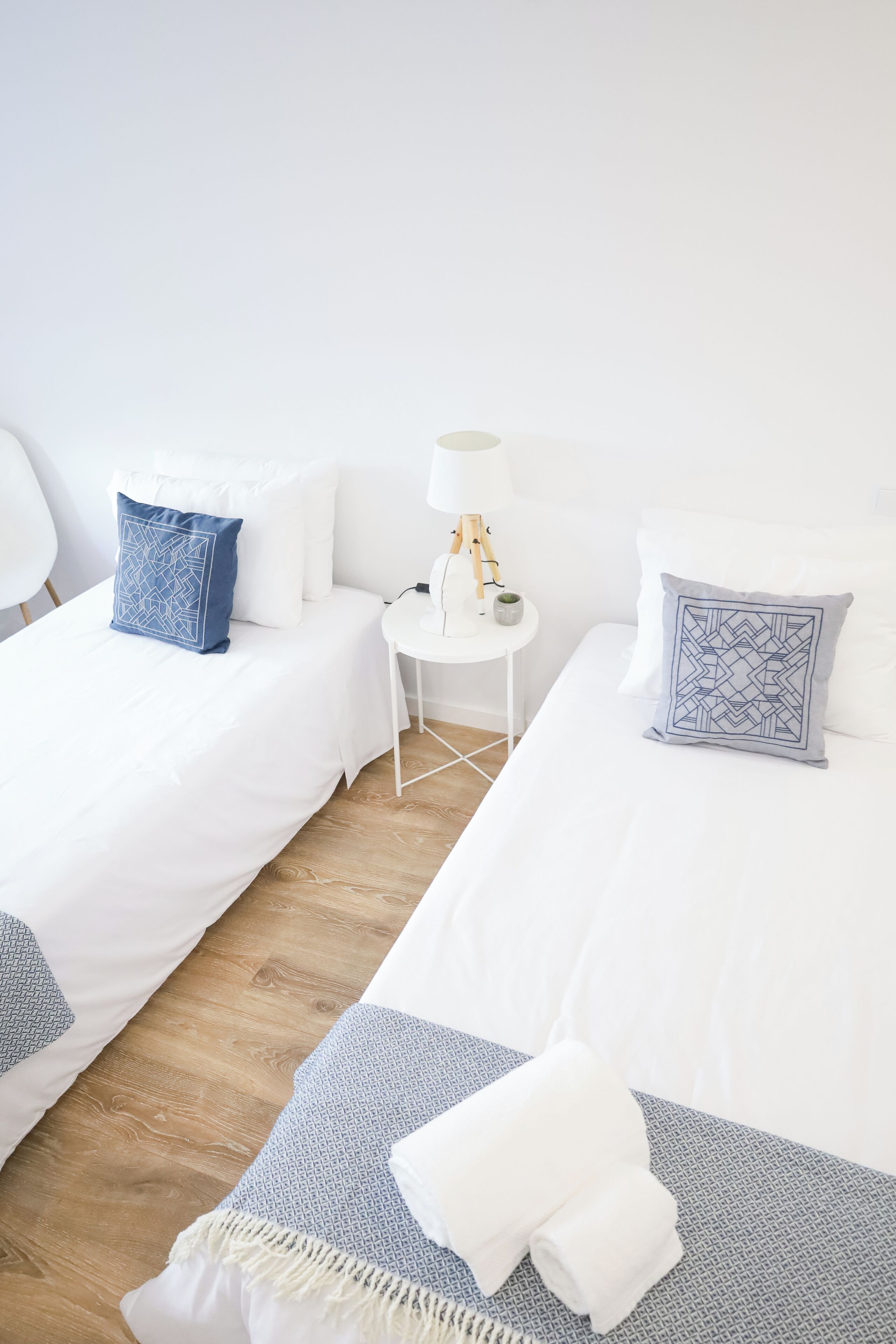 3 habitaciones, tabla de planchar con plancha, internet y ropa de cama 